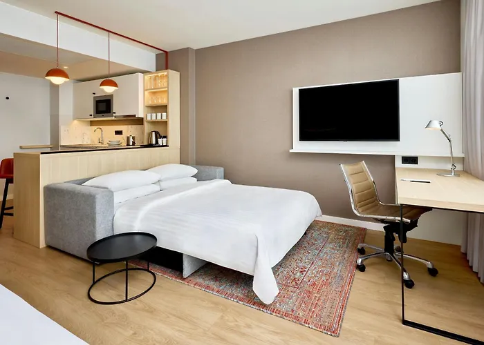 フォーポイント バイ シェラトン セントラル ホテル